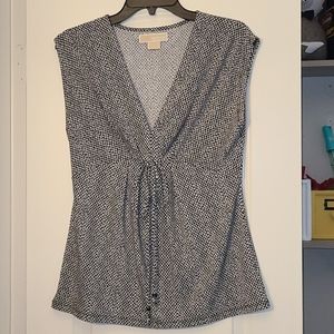 Michael Kors cutting off sleeve blouse